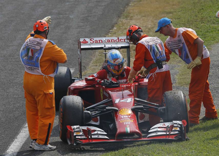 Monza 2014, il mesto ritiro davanti al pubblico della rossa dopo 86 GP senza cedimenti meccanici. È il segno dela resa. LaPresse